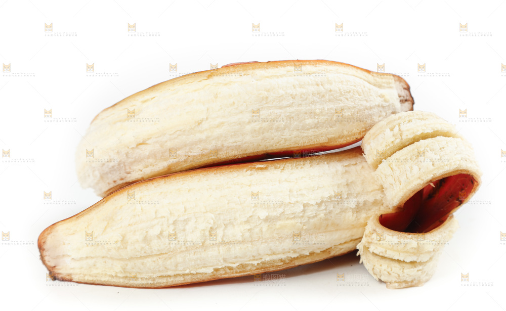 白底上放着剥皮的红皮美人蕉