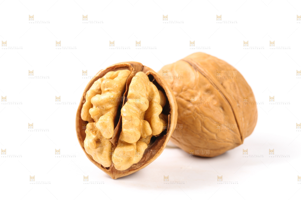 白底上放着剥皮的核桃