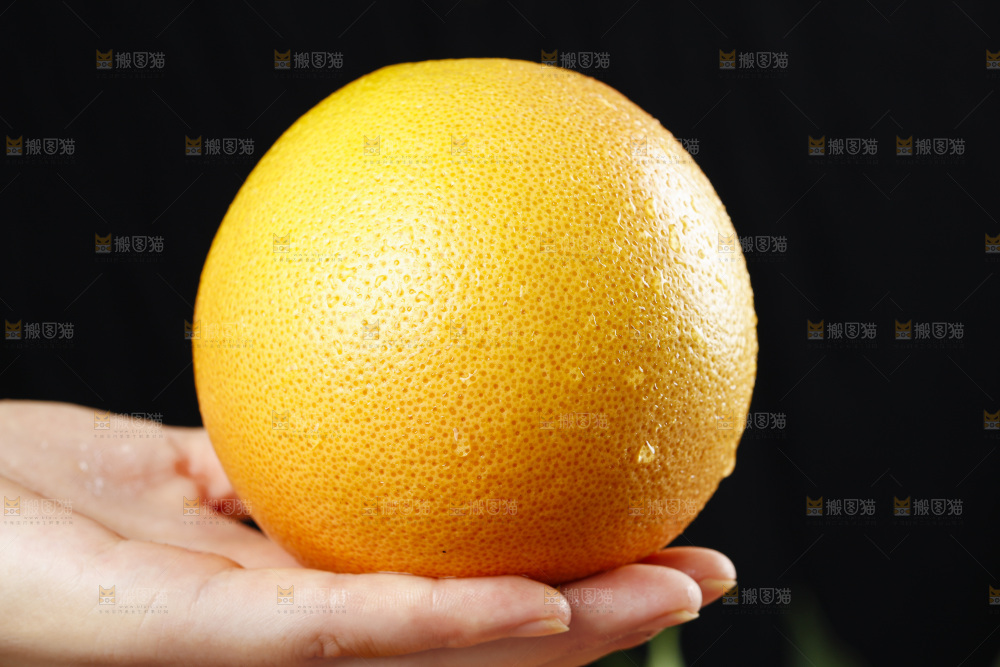 手拿红心西柚