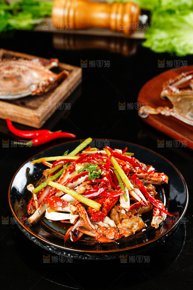 石板上放着一盘香辣梭子蟹钳