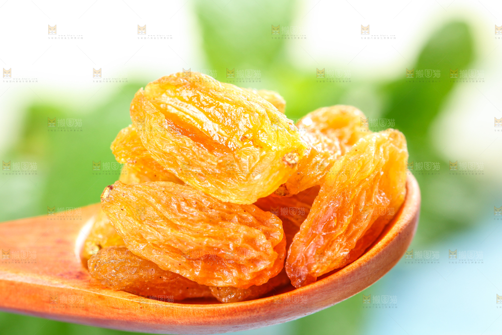 木板上一勺吐鲁番葡萄干