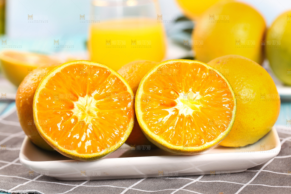 盘子里放着切开的夏橙