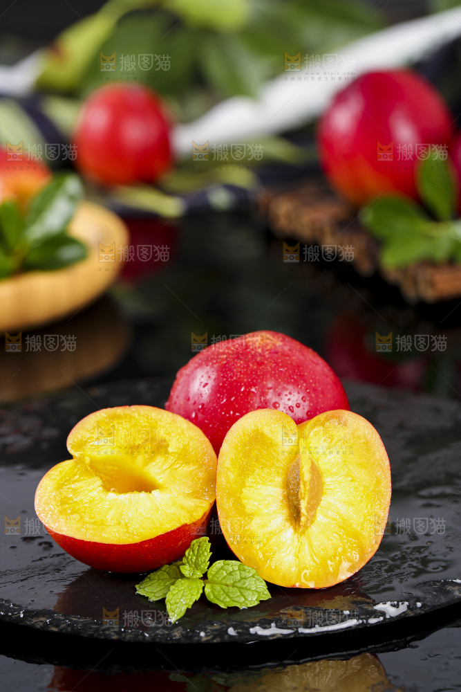 黑底上放着掰开的珍珠李