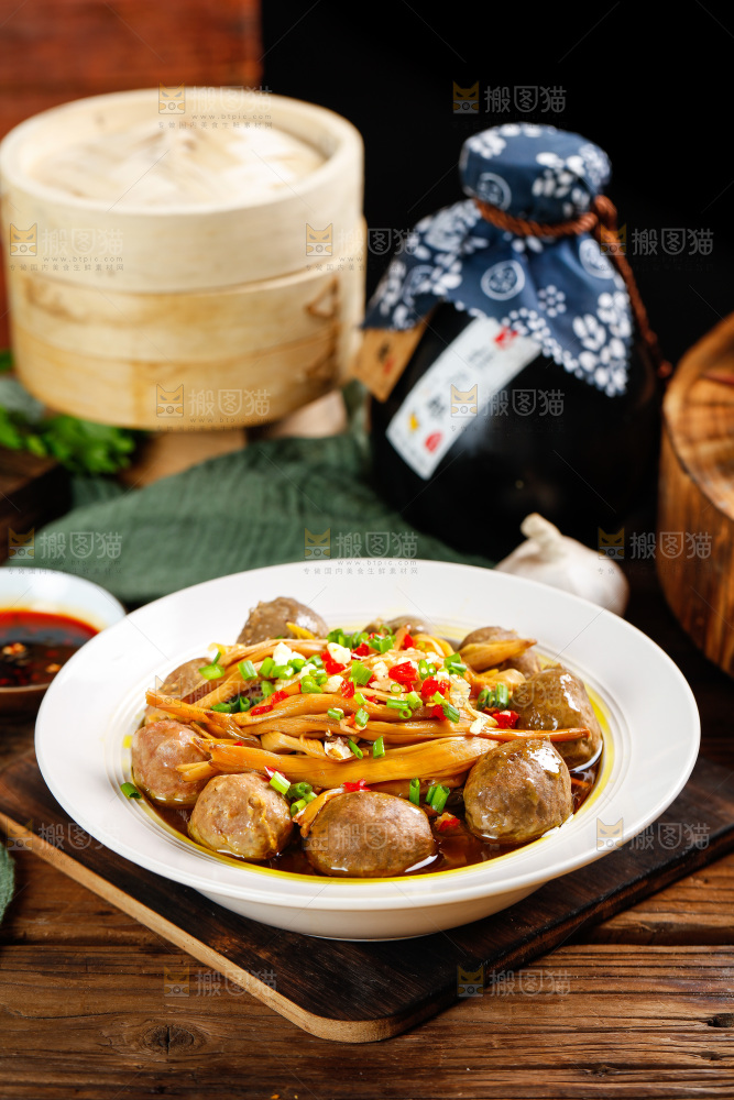 木板上放着一碗香辣肉丸