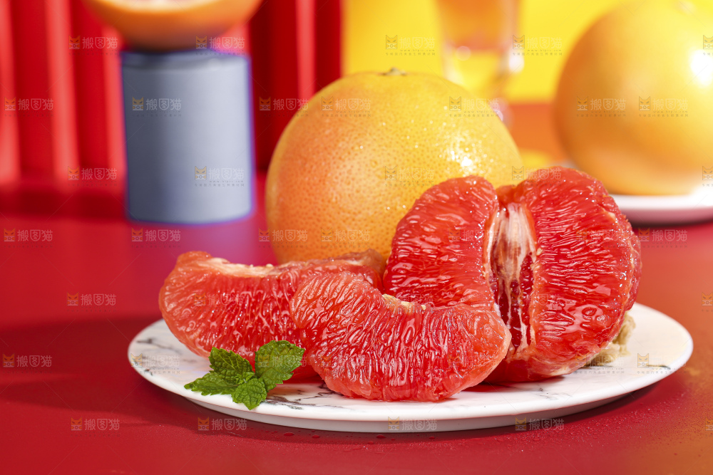 盘子里放着剥皮的南非红心西柚果肉