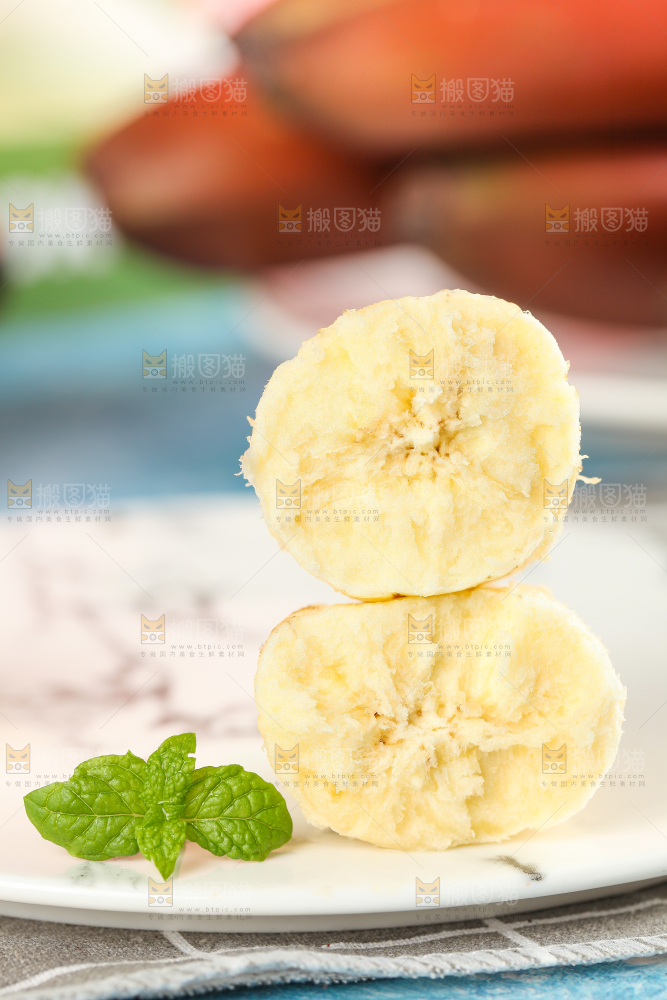 格子布上的一盘红皮香蕉果肉
