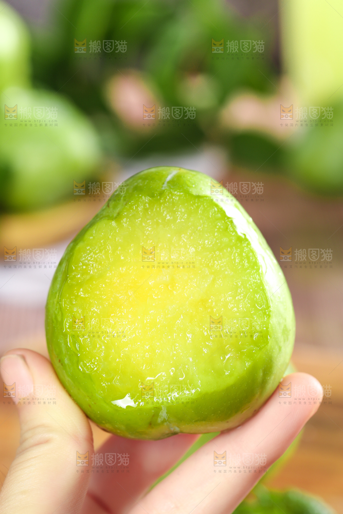手拿咬开的脱骨奈李
