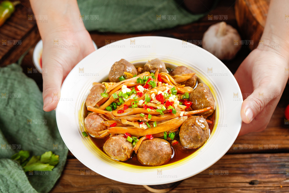 手端一碗香辣肉丸