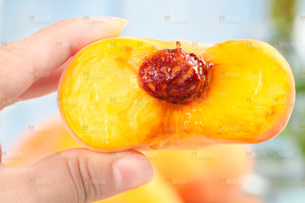 手拿掰开的黄蟠桃