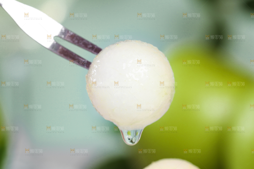 叉子叉着皇冠青梨果肉
