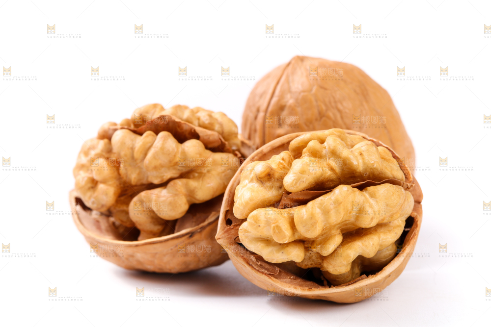 白底上放着剥皮的核桃