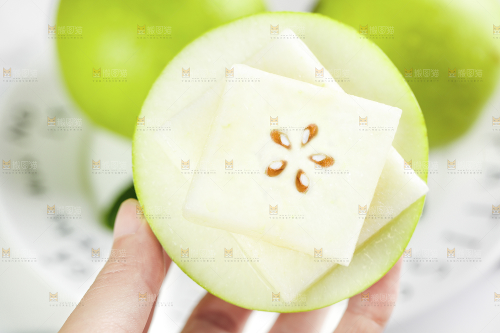 手拿切开的翠冠梨