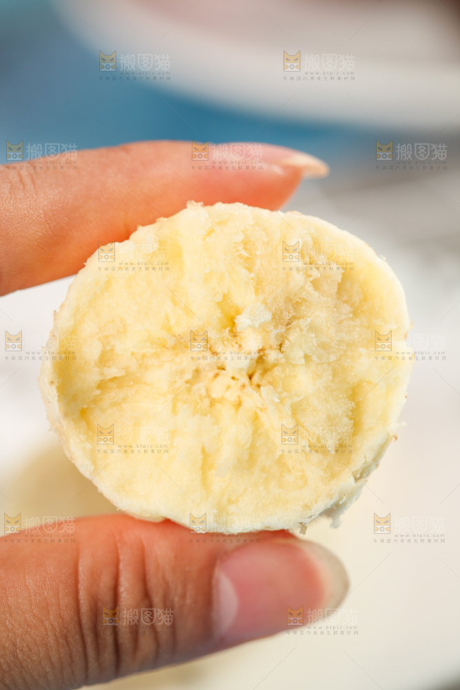浅底上手拿红皮香蕉果肉