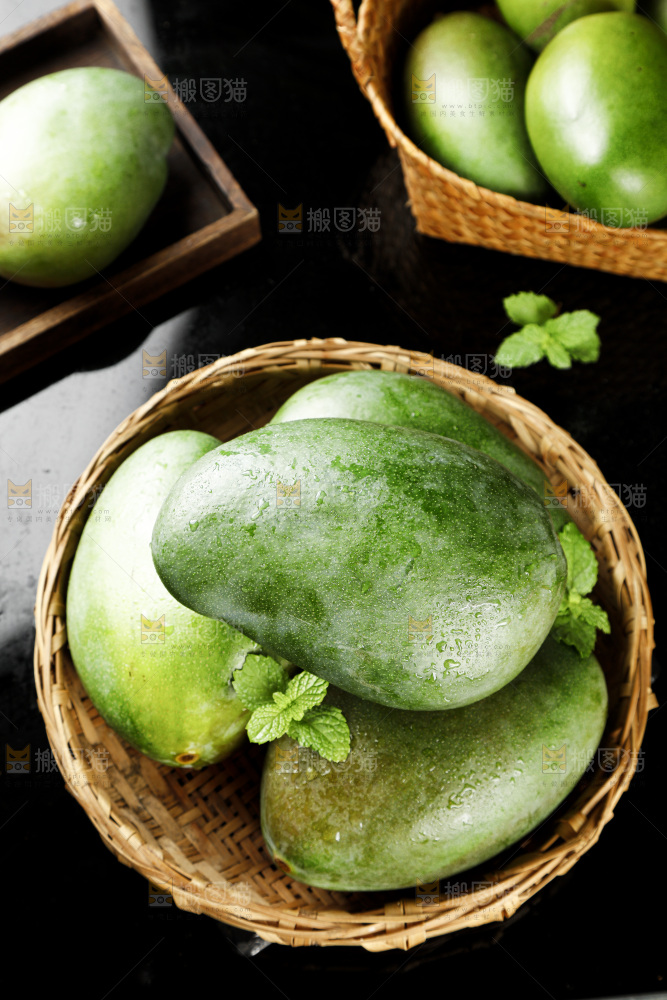 黑石板上放着一盘凯特芒