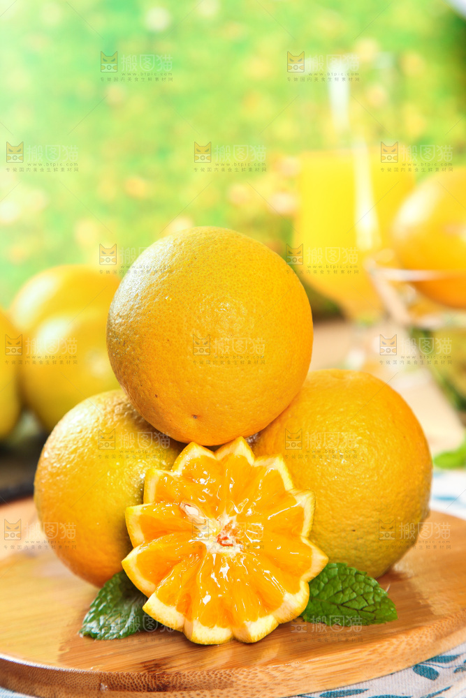 切开的秭归夏橙放在木底上