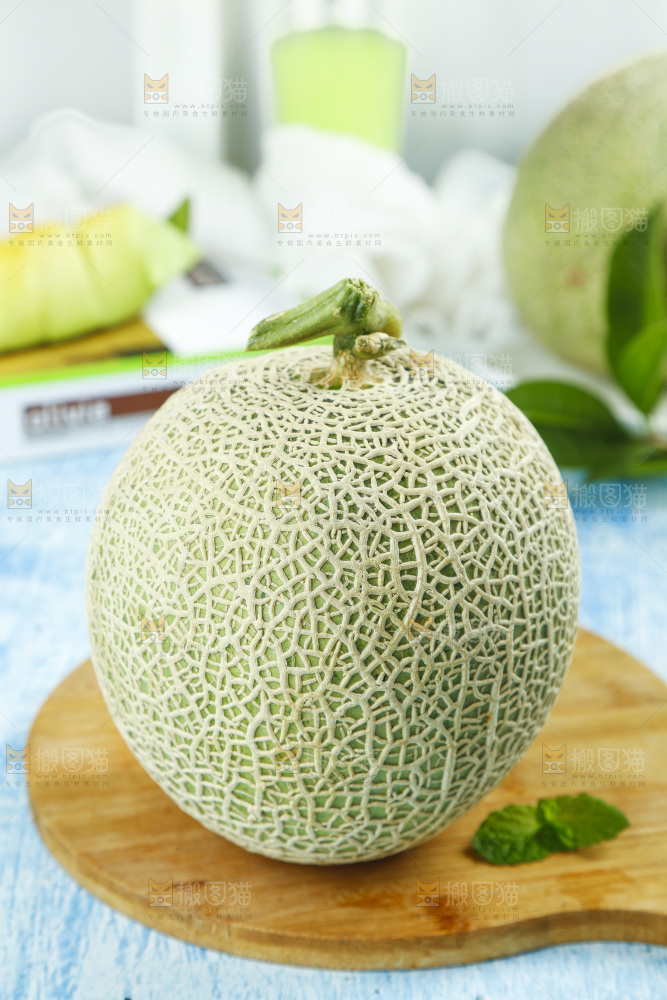 木板上放着玫珑蜜瓜