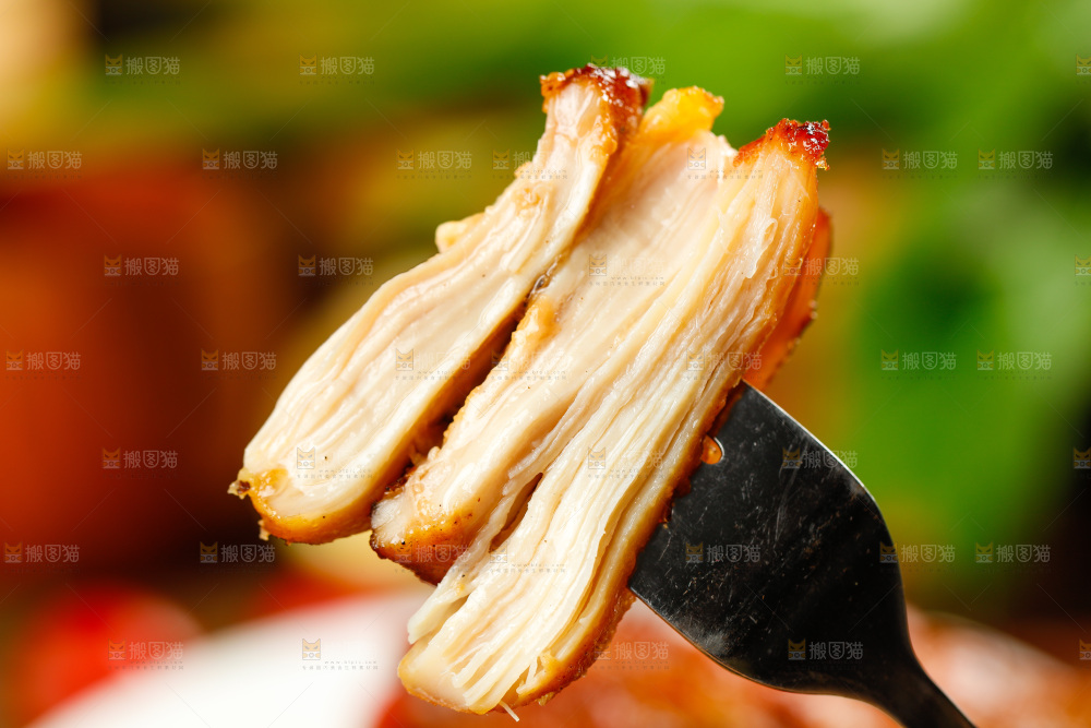 叉子叉着黑椒鸡排