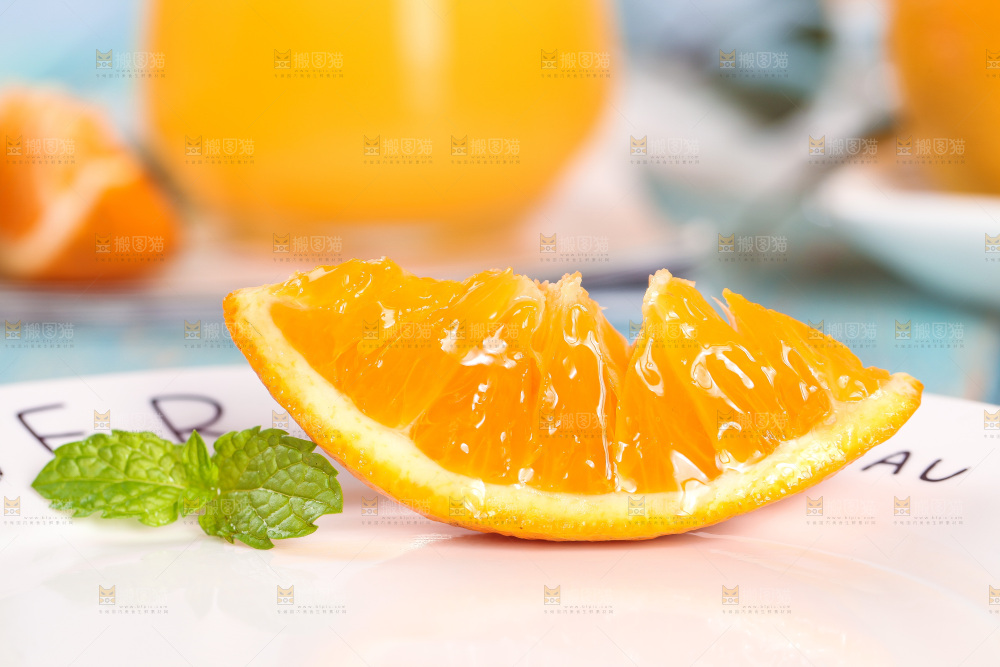 盘子里放着切开的夏橙