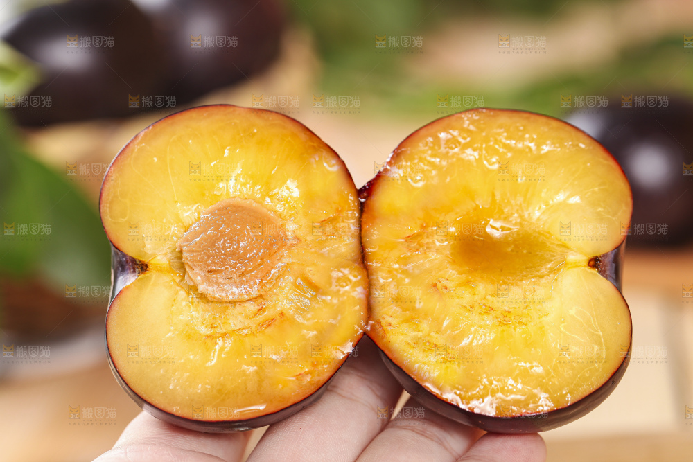 手拿掰开的黑布林