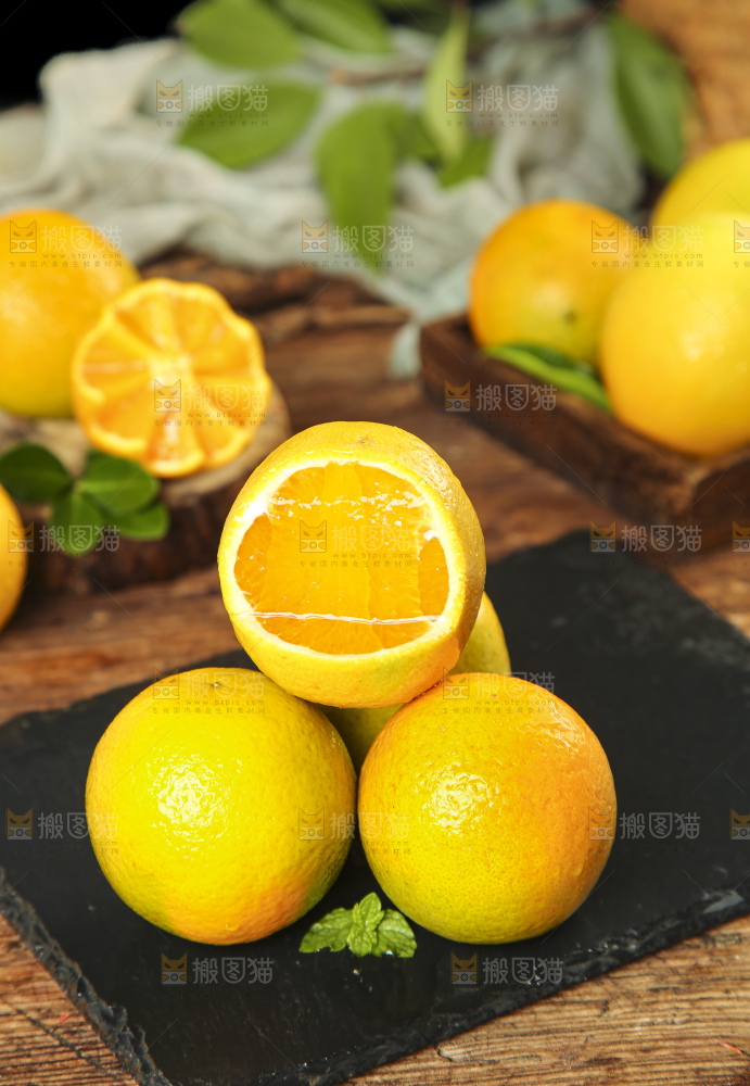 黑石板上放着切开的湖南夏橙