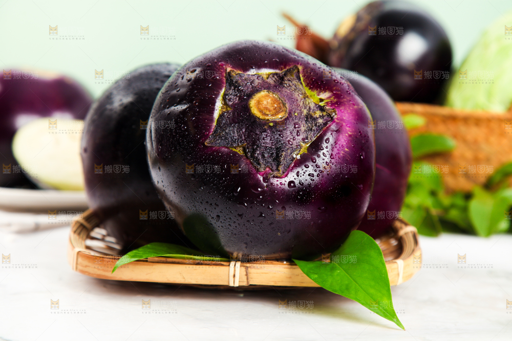 石板上放着一筐紫圆茄子