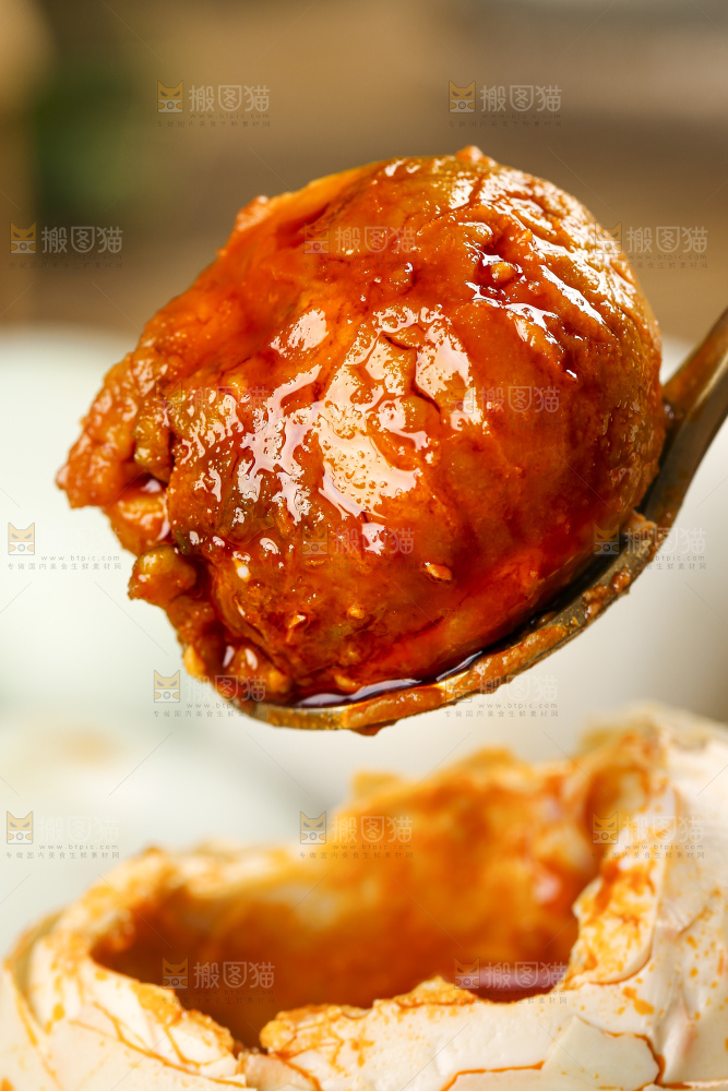 木底上勺子里装着流油的咸鸭蛋黄