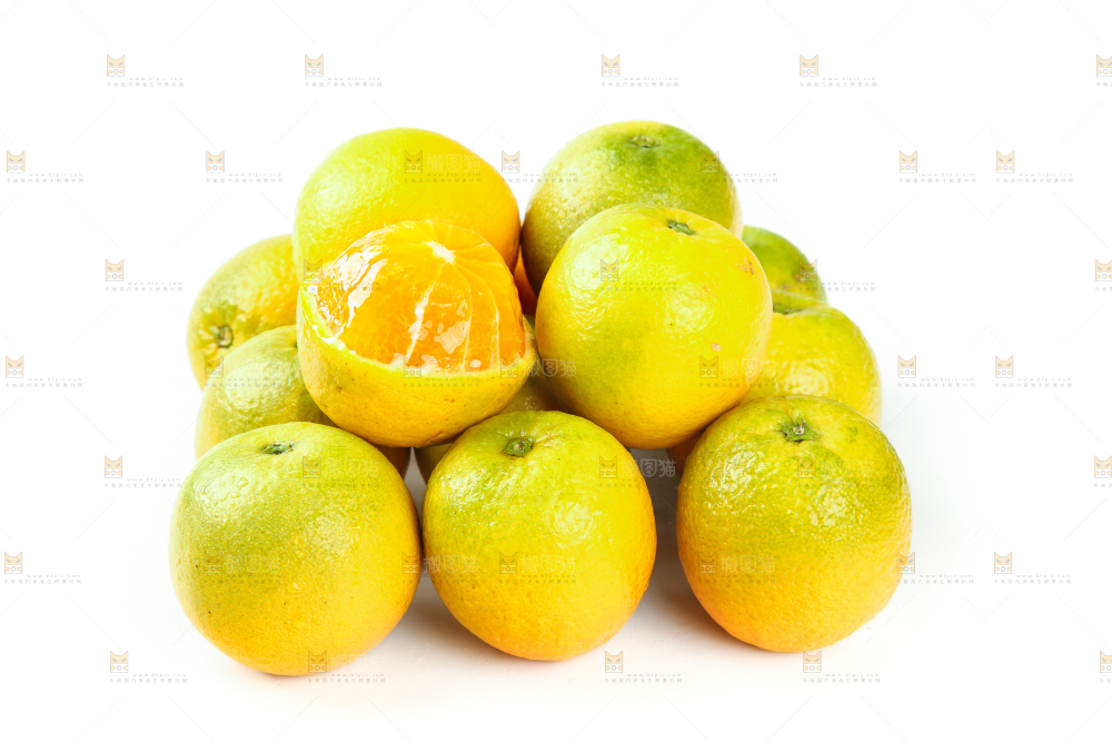 削皮的夏橙放在白底上