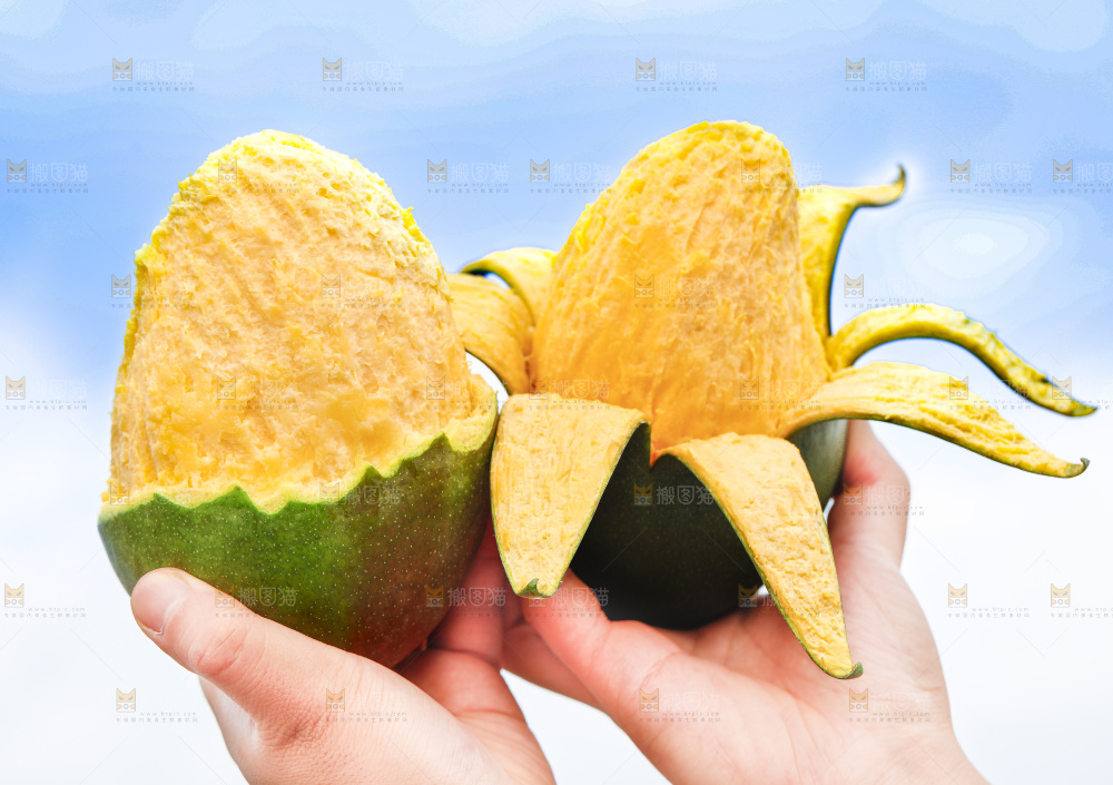 手拿着剥皮的攀枝花凯特芒