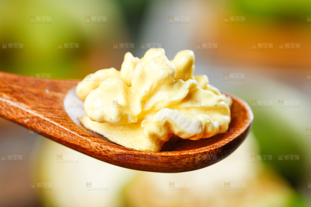 勺子里的新鲜核桃果仁