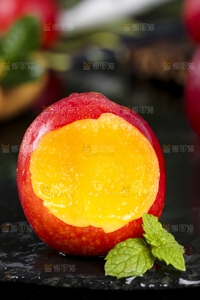 一堆珍珠李放在黑底上