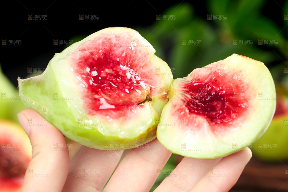 手拿云南鹰嘴水蜜桃