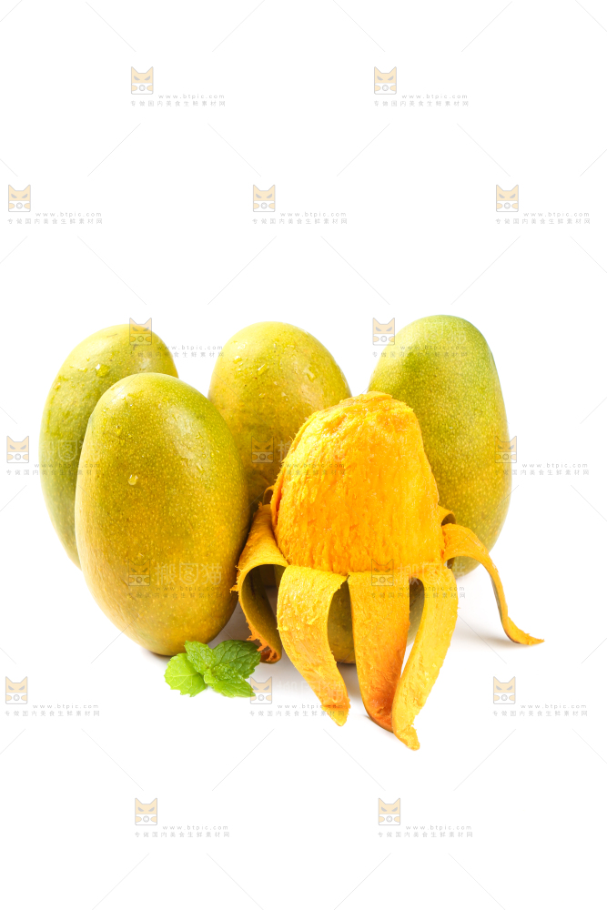剥皮的椰香芒放在白底上