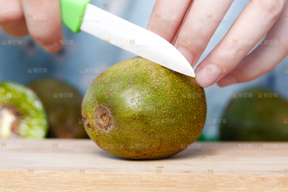 木底上的猕猴桃