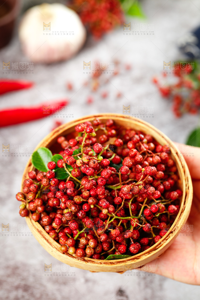 手拿一盘红花椒