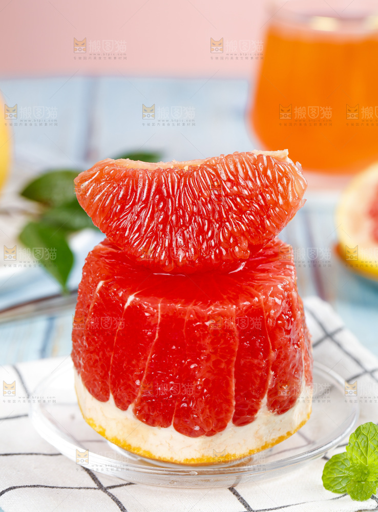 格子布放着红心西柚果肉