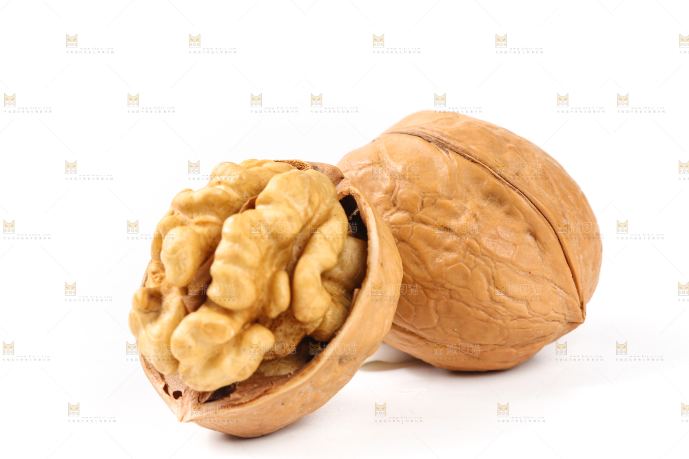 白底上放着剥皮的核桃