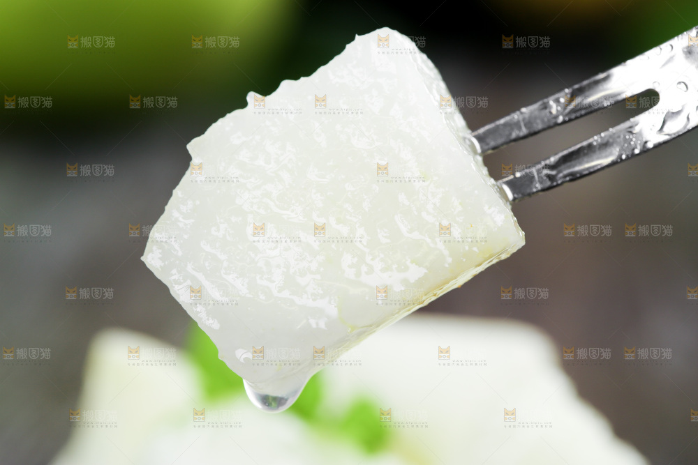 木底上叉子叉着一块砀山苹果梨果肉
