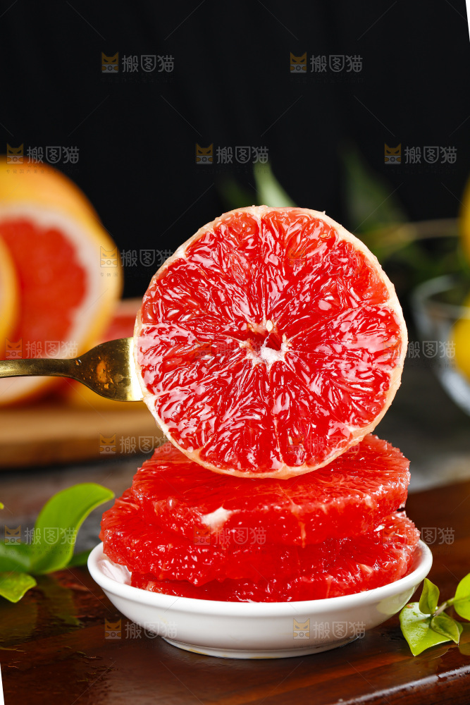 叉子叉着红心西柚果肉