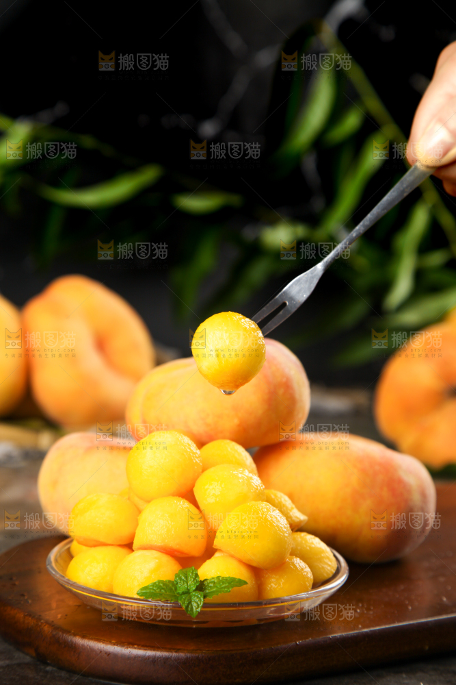 叉子叉着黄蟠桃果肉