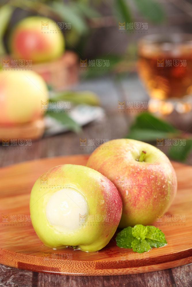 木板上的红嘎啦苹果
