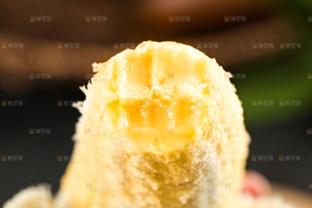 木底上的红皮香蕉果肉