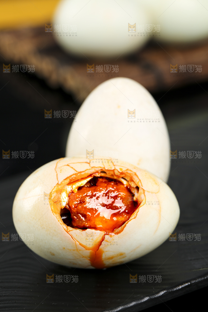 黑底上的高邮咸鸭蛋