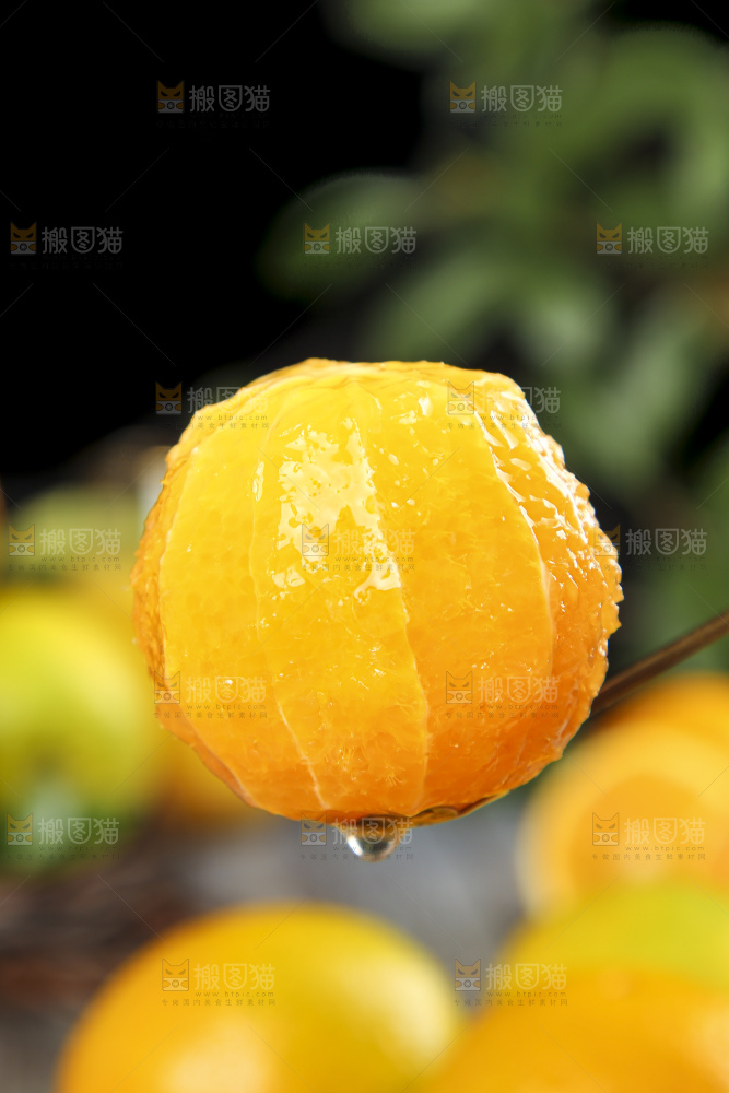 勺子里的夏橙果肉