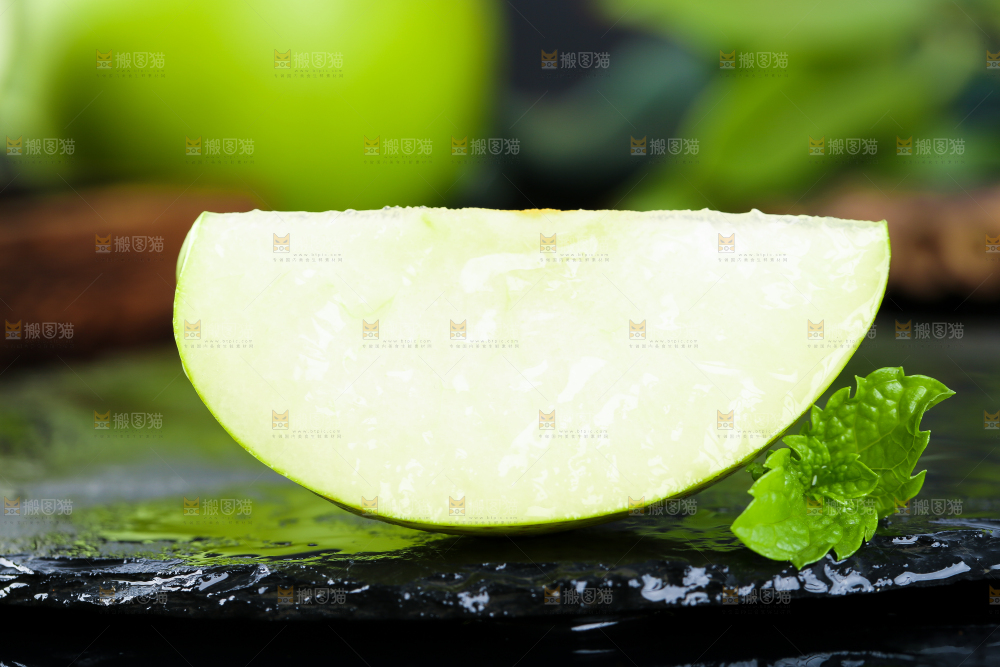 黑底上放着切开的皇冠苹果梨