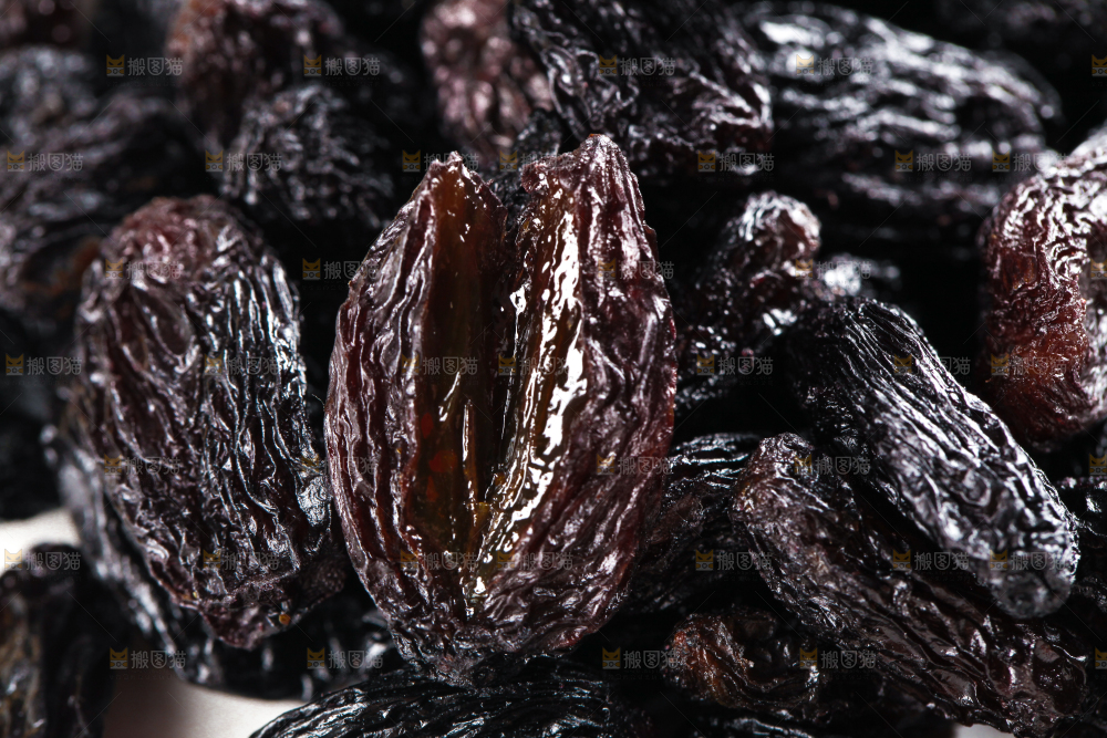 白底上的黑加仑葡萄干