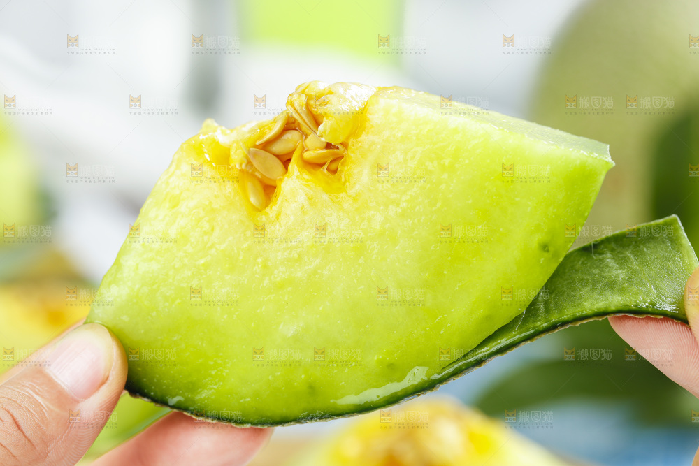 手拿切开的玫珑瓜
