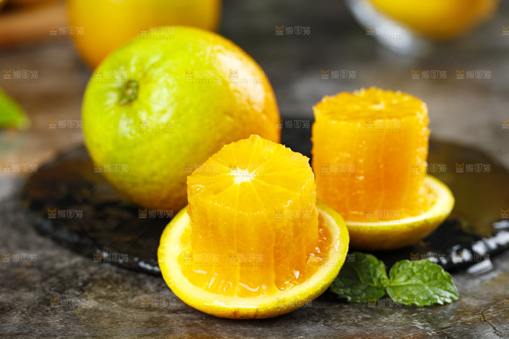 石板上放着切开的夏橙
