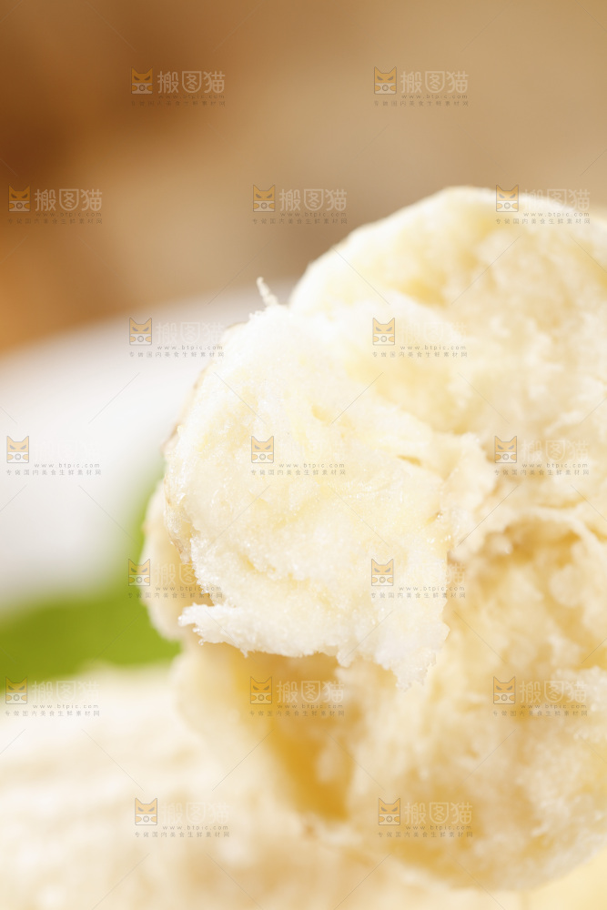 浅底上放着一盘红皮香蕉果肉