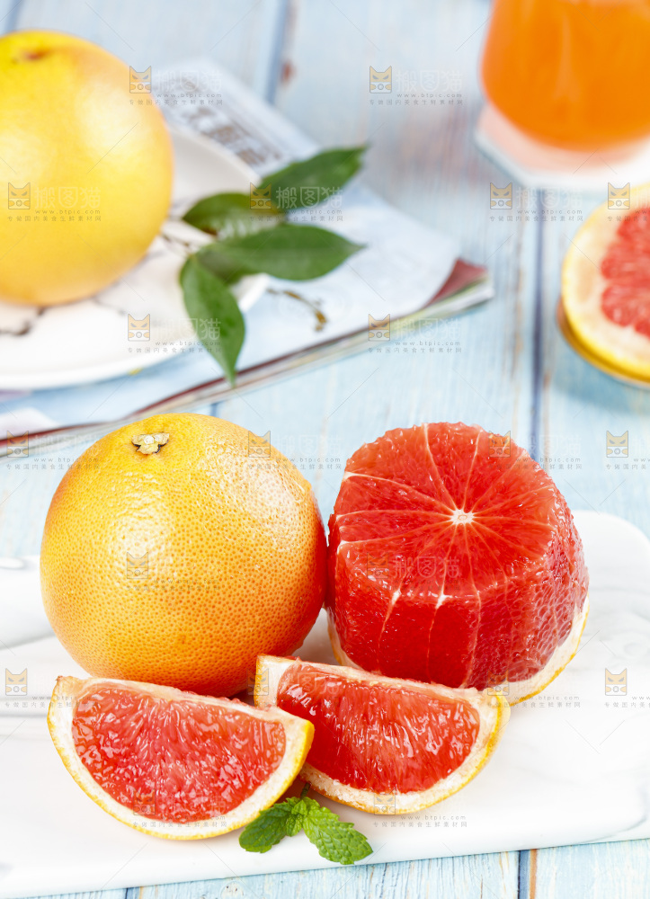 浅上放着一盘切开的西柚