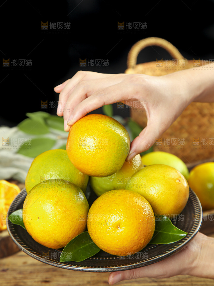 手拿秭归夏橙